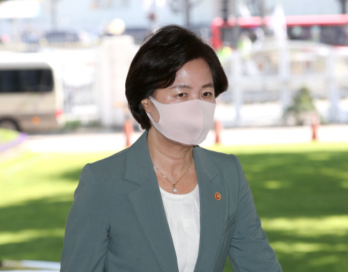 정부서울청사 들어서는 추미애 법무부 장관