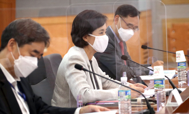 정책중점연구소 협의회에서 발언하는 유은혜 사회부총리