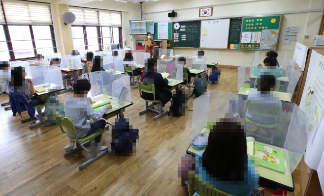 등교수업 하는 초등학생들