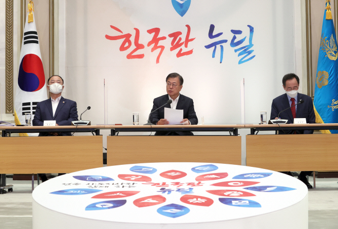 한국판 뉴딜 전략회의 주재하는 문 대통령<YONHAP NO-4162>