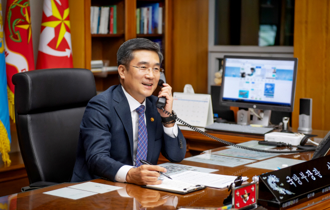 미국 국방장관과 통화하는 서욱 장관