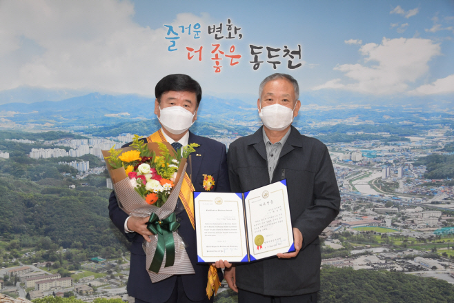 세계자유민주연맹으로부터 ‘자유장’을 수상받은 최용덕 동두