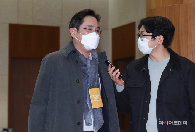 [포토]취재진 질의 듣는 이재용 삼성전자 부회장