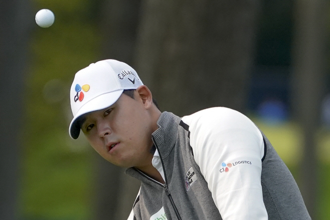 칩샷 하는 김시우 <YONHAP NO-1113 번역> (AP)