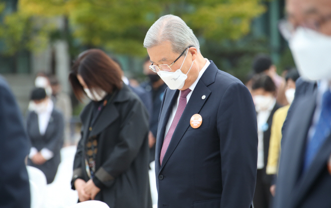 묵념하는 김종인<YONHAP NO-2516>