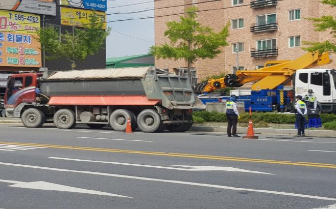 합동 단속반이 과적차량을 단속하고 있는 모습