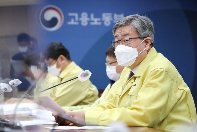 고용노동 위기대응 회의 주재하는 이재갑 장관