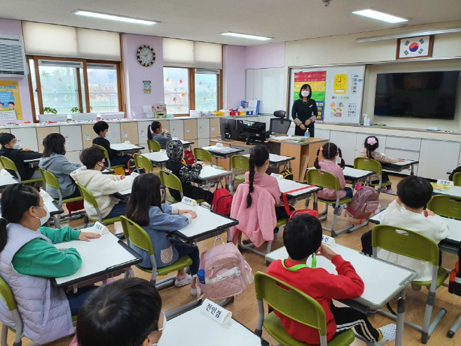 1.안전한 학교에서 수업 전 아침 활동 장면)