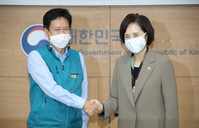손 맞잡은 유은혜 장관-권정오 전교조 위원장