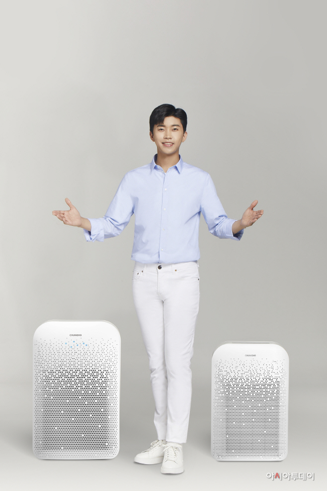 청호 공기청정기 'A600'(좌), 'A600S'(우)와 모델 임영웅