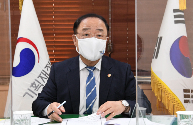 발언하는 홍남기 부총리