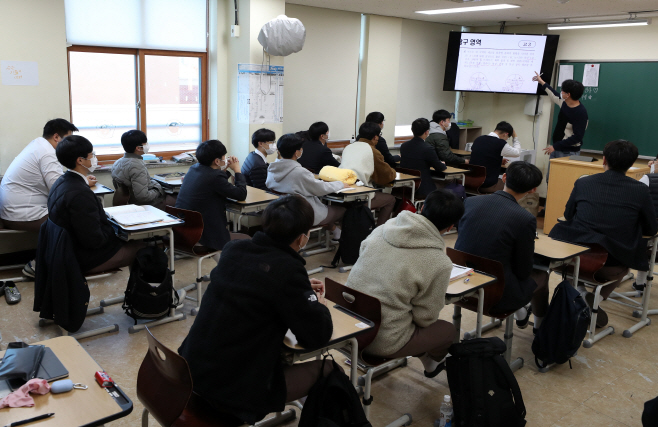 수능 D-30, 수업 듣는 고3 학생들