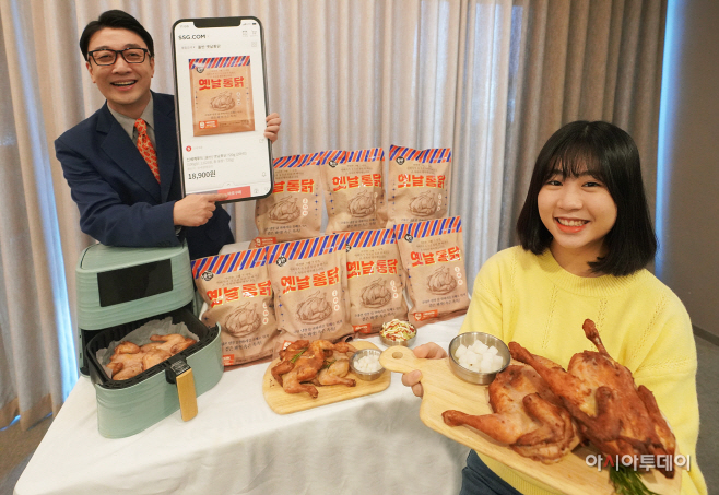 신세계푸드_올반 옛날통닭 모델컷1