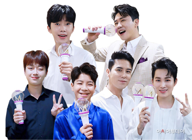 [롯데백화점]미스터트롯 TOP6 단체사진_응원봉