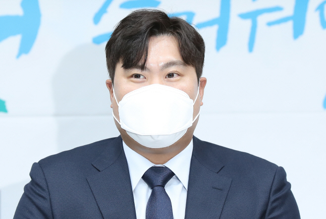 답변하는 류현진<YONHAP NO-4736>