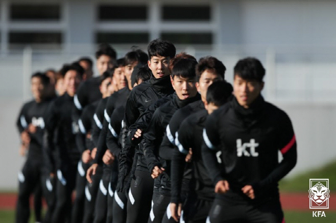 훈련하는 손흥민과 선수들<YONHAP NO-4621>