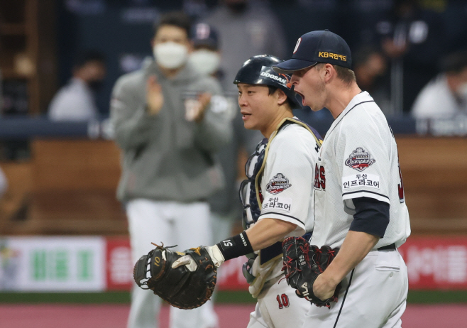 '두산 한국시리즈 진출!'<YONHAP NO-4576>