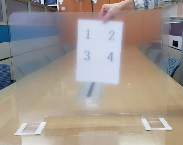 수능에 사용될 책상 전면 가림막