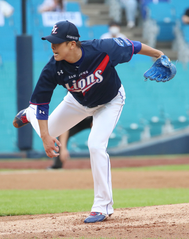 삼성 윤성환의 역투<YONHAP NO-3558>