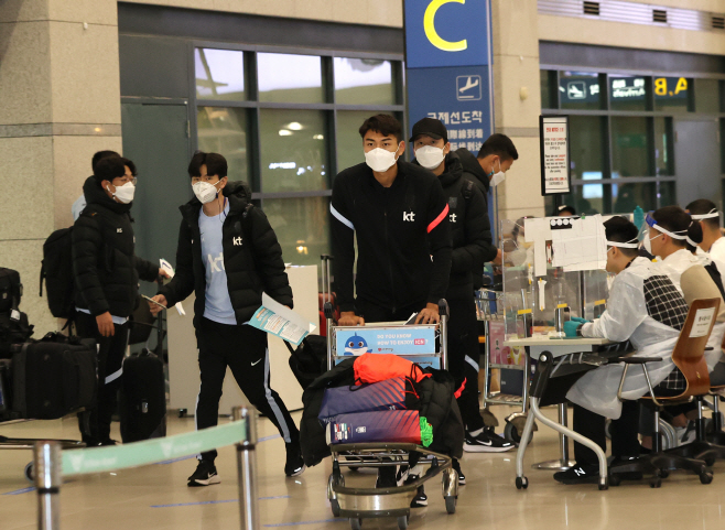 '코로나 음성' 축구대표팀 5명 귀국<YONHAP NO-2513>