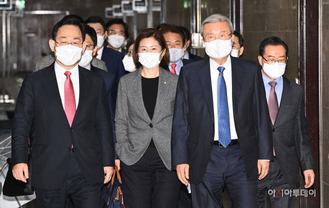 [포토] 비대위 참석하는 김종인-주호영