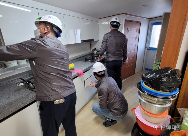 보수공사 완료된 싱크대를 점검하는 반도건설 직원들