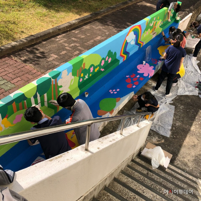 [보도1]생림중, 전교생이 함께 그려내는 벽화