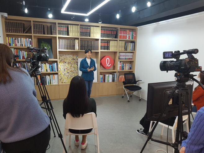 여성 인재 리더십 포럼_에 초청된 명사가 강의를 하고 있다