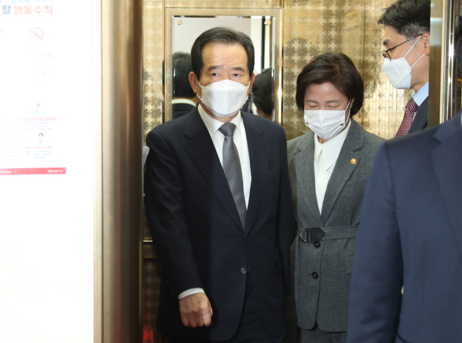국무회의 참석하는 정세균 총리