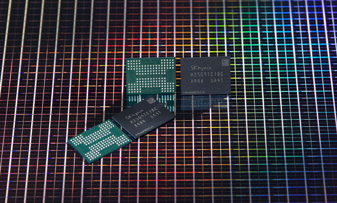 (사진) SK하이닉스가 개발한 176단 4D 낸드 기반 512Gb TLC