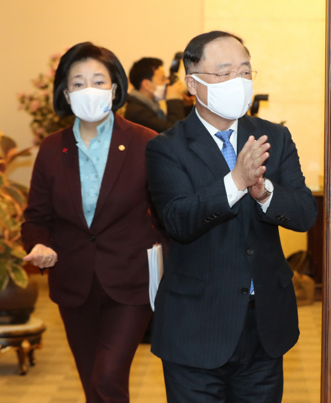 국무회의 참석하는 홍남기 경제부총리와 박영선 장관
