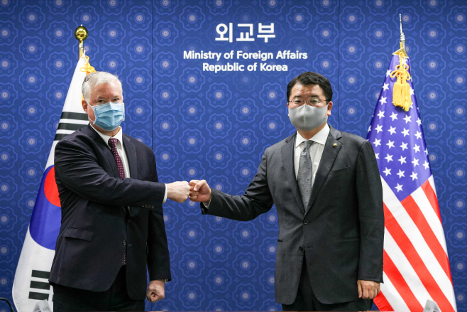 스티븐 비건, 최종건 차관과 주먹인사