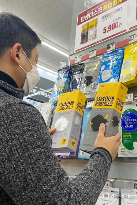 이미지) 한 고객이 마스크를 고르고 있다