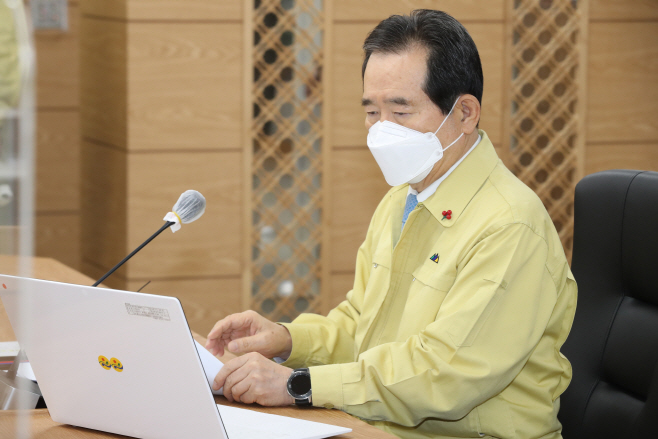 자료 보는 정세균 총리