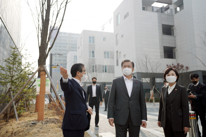 임대주택 단지 살펴보는 문 대통령