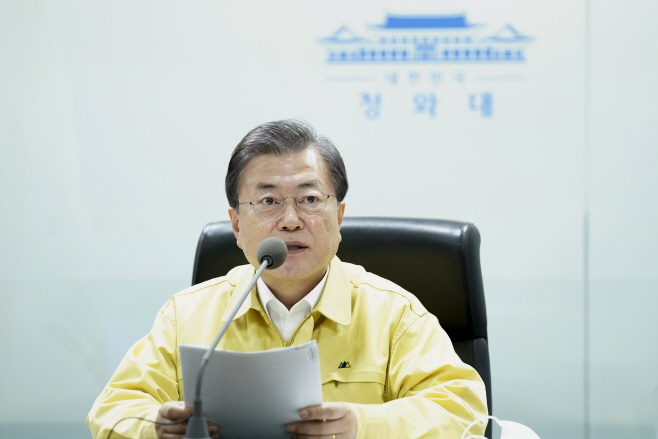 수도권 방역상황 긴급 점검회의 주재하는 문 대통령