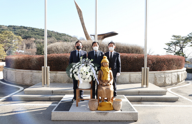 평화의 소녀상 건립 2주년 기념 헌화