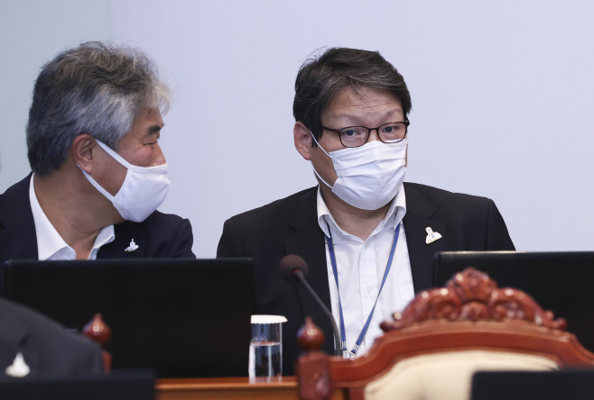 수석·보좌관회의 참석한 민정비서관