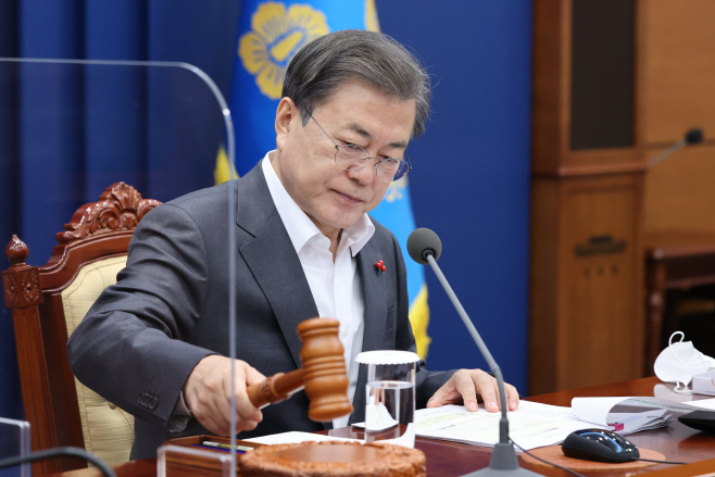 의사봉 두드리는 문 대통령