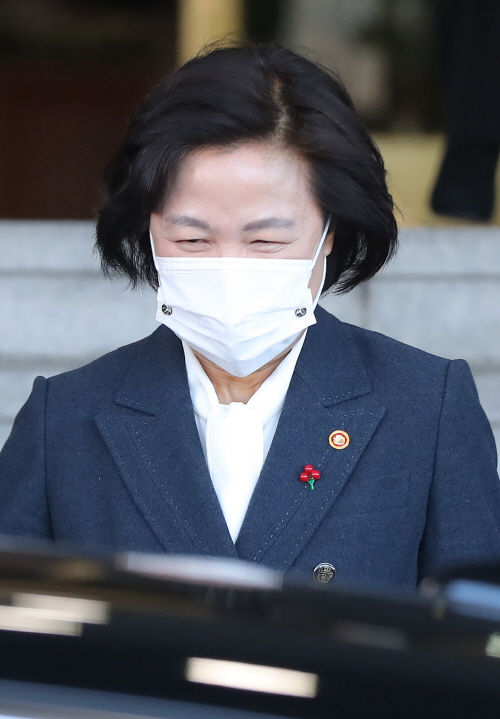 '권력기관 개혁' 브리핑 마친 추미애 장관<YONHAP NO-3138>