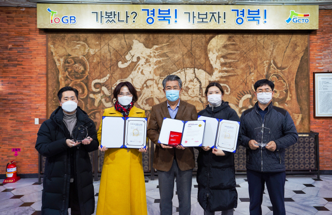 SNS어워즈 3관왕을 수상, 기념촬영을 하고 있다