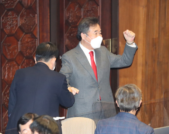 감사 인사에 답하는 이낙연