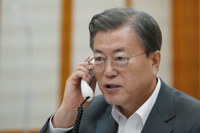 프랑스 대통령과 통화하는 문 대통령