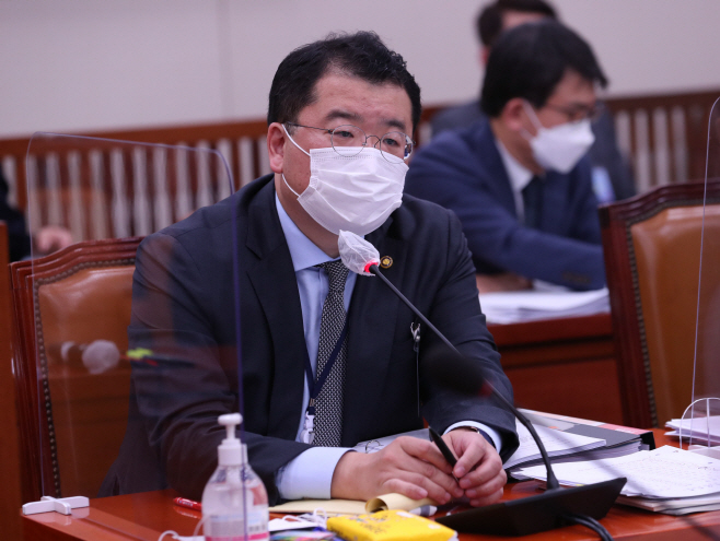 답변하는 최종건 외교부 1차관