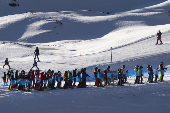 Virus Outbreak Switzerland Skiing <YONHAP NO-2210> (AP)