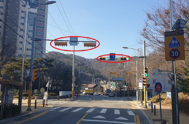 어린이보호구역 노랑신호등 눈에 띄네