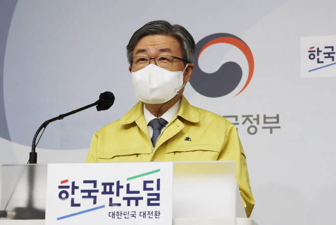 플랫폼 종사자 보호 대책 설명하는 이재갑 장관