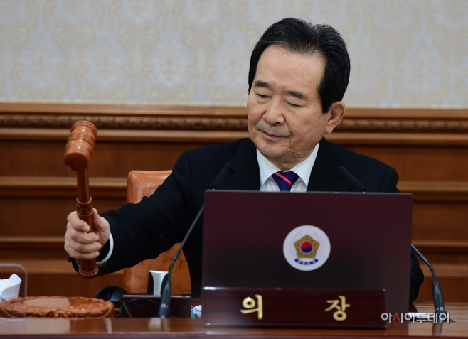[포토] 의사봉 두드리는 정세균 총리
