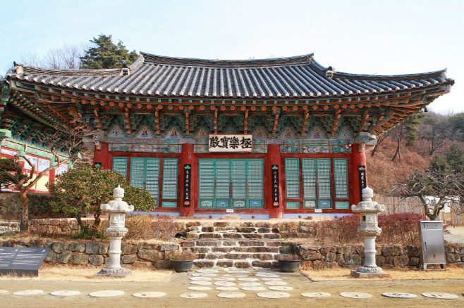 전의 비암사 극락보전 전경
