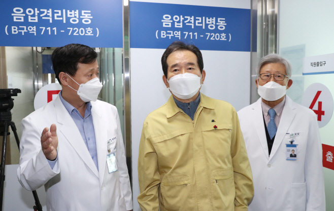 코로나19 중환자 음압병동 둘러보는 정세균 총리
